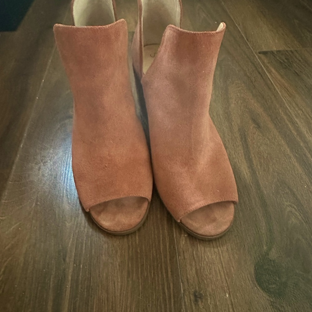 Women’s leather shoe open toed by Sole Society .. in very good condition, size 9